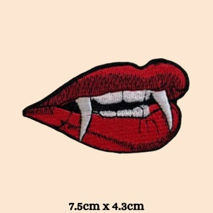 Könnte beinhalten: Rote gestickte Lippen mit weißen Zähnen, ein Vampir-Patch mit den Maßen 7,5 cm x 4,3 cm.