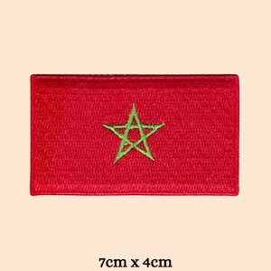 Op de afbeelding: Een rood geborduurd patch met een groene vijfpuntige ster. De ster heeft een kleinere vijfpuntige ster in het midden. De patch is 7 cm bij 4 cm.
