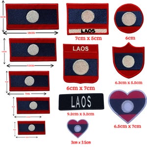 Op de afbeelding: Een verzameling geborduurde patches met de vlag van Laos in verschillende vormen en maten, waaronder rechthoeken, cirkels, schilden en harten. Verschillende patches tonen de tekst LAOS. De afmetingen zijn voor elk item in centimeters weergegeven.