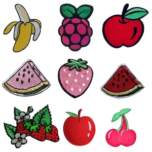 Puede incluir: Colección de parches bordados de frutas, incluyendo un plátano, una frambuesa, una manzana, rodajas de sandía, una fresa, fresas con hojas y flores, una manzana roja y cerezas. Cada parche presenta colores vibrantes y costuras detalladas.