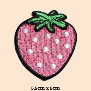 Peut inclure: Patch brodé de fraise rose avec des points blancs et des feuilles vertes. 5,5 cm sur 5 cm.