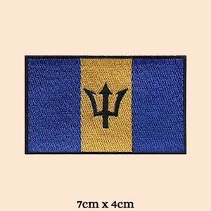 Peut inclure: Un écusson brodé bleu et or représentant le drapeau national de la Barbade. Le drapeau représente un trident noir sur un champ jaune, flanqué de deux champs bleus. L'écusson mesure 7 cm sur 4 cm.