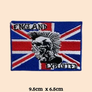 Op de afbeelding: Een geborduurde patch met een punk-schedel met een mohawk, de woorden "England Exploited" en een Union Jack-vlagontwerp. De patch is 9,5 cm bij 6,5 cm.