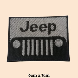 Peut inclure: Patch brodé noir et gris avec le mot "Jeep" et une calandre Jeep stylisée. Le patch mesure 9 cm sur 7 cm.