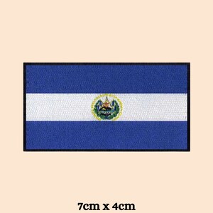 以下が含まれることがあります： エルサルバドルの国旗の刺繍パッチ。旗は青色で、中央に白い水平のストライプがあります。国章は白いストライプの中央に配置されています。パッチのサイズは7cm x 4cmです。