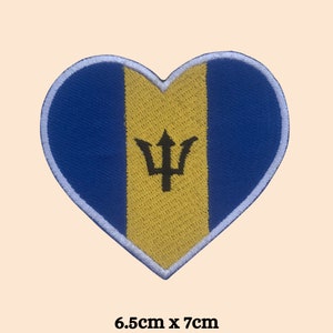 Könnte beinhalten: Ein herzförmiger Patch mit der Flagge von Barbados. Die Flagge ist gelb mit einem blauen Dreizack in der Mitte und blauen Streifen auf beiden Seiten. Der Patch ist 6,5 cm x 7 cm groß.