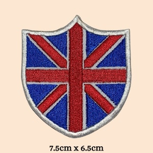 Può includere: Toppa ricamata a scudo con il design della bandiera Union Jack. La toppa è blu con una croce rossa e strisce diagonali e un bordo bianco. Misura 7,5 cm x 6,5 cm.