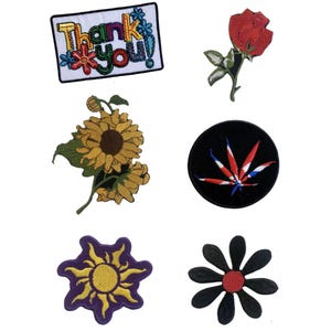 Könnte beinhalten: Eine Sammlung von gestickten Aufnähern mit floralen und botanischen Designs. Enthält eine rote Rose, eine Sonnenblume, ein schwarz-rotes Blatt, eine lila Sonne, eine schwarze Gänseblümchen und einen Aufnäher mit den Worten "Thank You!" in bunten Buchstaben.