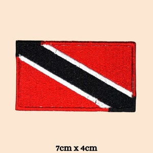 Puede incluir: Un parche bordado con la bandera de Trinidad y Tobago. El parche es rojo, negro y blanco y mide 7 cm por 4 cm.