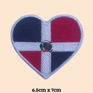 Puede incluir: Un parche bordado en forma de corazón con la bandera de la República Dominicana. La bandera es roja, blanca y azul con un escudo de armas en el centro. El parche mide 6,5 cm por 7 cm.