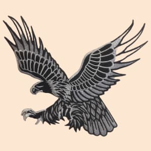 Puede incluir: Parche bordado que representa un águila en pleno vuelo. El águila está representada en tonos grises y negros, con las alas extendidas y garras afiladas. El diseño se encuentra sobre un fondo beige claro.