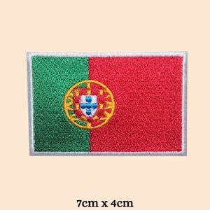 Pode incluir: Um remendo bordado verde e vermelho com o brasão de armas português no centro. O remendo mede 7 cm por 4 cm.