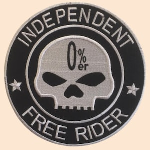 Op de afbeelding: Zwarte en witte geborduurde patch met een schedel en gekruiste beenderen ontwerp. De tekst "Independent 0%er Free Rider" omringt de schedel.