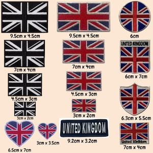 Könnte beinhalten: Eine Sammlung von aufgestickten Aufnähern mit der Union-Jack-Flagge in verschiedenen Formen und Größen. Enthält rechteckige, kreisförmige, herzförmige und schildförmige Designs. Größen variieren von 3 cm x 2 cm bis 9,5 cm x 4,5 cm. Einige Aufnäher tragen den Text "UNITED KINGDOM".