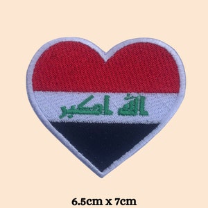 Può includere: Una toppa ricamata a forma di cuore con la bandiera dell'Iraq. La bandiera è rossa, bianca e nera con la scritta araba "Allahu Akbar" in verde sulla fascia bianca. La toppa misura 6,5 cm x 7 cm.