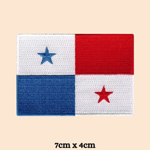 Pode incluir: Um remendo bordado da bandeira panamenha. A bandeira é branca com um quadrado azul no canto inferior esquerdo e uma faixa vermelha na parte superior. Há três estrelas na bandeira: uma estrela azul no canto superior esquerdo e duas estrelas vermelhas no canto inferior direito. O remendo mede 7 cm por 4 cm.