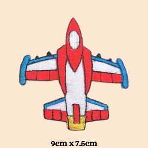 Op de afbeelding: Gestikt strijkbaar embleem van een rood, wit en blauw cartoon vliegtuig. Het vliegtuig is 9 cm bij 7,5 cm.