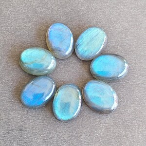 Cabochon calibré AAA de forme ovale à dos plat en labradorite naturelle + Pierres précieuses de qualité en gros, toutes les tailles disponibles pour la fabrication de bijoux