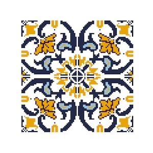 Puede incluir: Un azulejo cuadrado con un patrón geométrico azul y amarillo. El patrón presenta una flor central de cuatro pétalos, rodeada de hojas y espirales estilizadas.