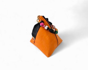 sac poignet avec bracelet bijou, suédine, fait main, sac forme pyramide orange, cadeau pour la fête des mères