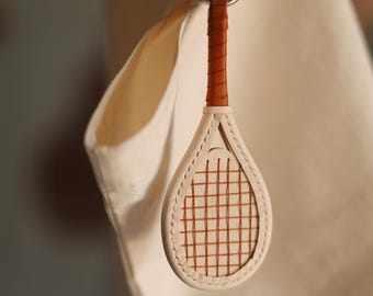 Ciondolo per borsa in vera pelle fatto a mano a forma di racchetta da tennis, portachiavi in pelle personalizzato a forma di racchetta da squash, ciondolo regalo personalizzabile per borsa sportiva