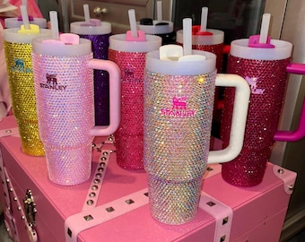 Copa Stanley decorada con pedrería - Vaso personalizado con brillos