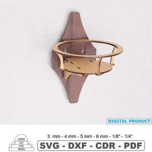 Może przedstawiać: Drewniana półka ścienna z okrągłym blatem i dolną półką. Półka wykonana jest z jasnobrązowego drewna i jest podparta ciemnobrązowym, dekoracyjnym tyłem. Widoczny jest tekst "DIGITAL PRODUCT".