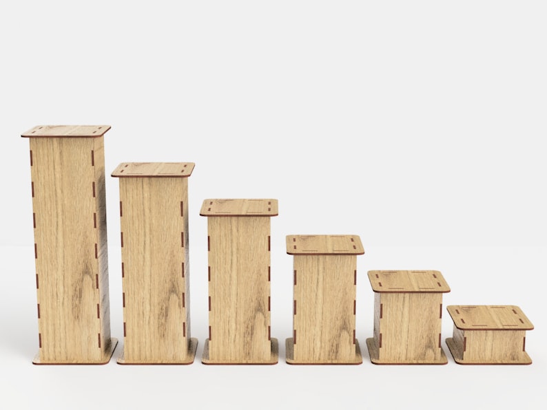 Pu&ograve; includere: Set di sei rialzi espositivi in legno di diverse dimensioni, che vanno dal piccolo al grande. I rialzi sono realizzati in legno marrone chiaro con una venatura naturale e hanno una forma rettangolare. Sono disposti in ordine decrescente di dimensioni, creando un effetto a scala visivamente accattivante.