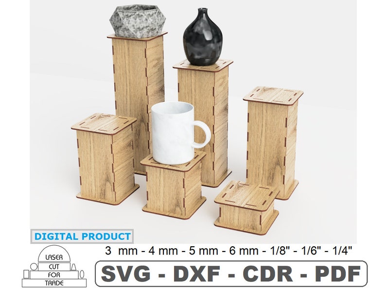Pu&ograve; includere: Set di sei alzate per esposizione in legno di diverse dimensioni, perfette per mettere in mostra piccoli oggetti come gioielli, candele o piante. Le alzate sono realizzate in legno naturale e hanno una finitura rustica. Le alzate sono disposte in uno schema sfalsato, con l'alzata pi&ugrave; grande sul retro e l'alzata pi&ugrave; piccola sul davanti. Tutte le alzate sono di forma quadrata e hanno una superficie liscia.