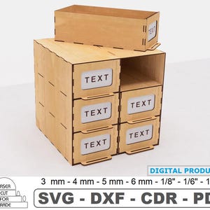 Könnte beinhalten: Ein Holzorganizer mit fünf Schubladen, die jeweils mit "TEXT" beschriftet sind. Der Organizer ist aus hellem braunem Holz gefertigt und hat ein schlichtes, modernes Design. Die Schubladen sind alle gleich groß und vertikal übereinander angeordnet. Der Organizer ist ein digitales Produkt, das in den Formaten SVG, DXF, CDR und PDF verfügbar ist.