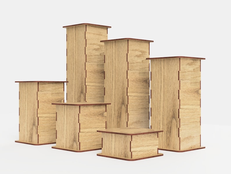 Pu&ograve; includere: Set di sei alzate per esposizione in legno di diverse dimensioni. Le alzate sono realizzate in legno marrone chiaro con una finitura a venatura del legno naturale. Le alzate sono tutte di forma rettangolare e hanno un bordo leggermente arrotondato. Le alzate sono disposte in una formazione sfalsata.