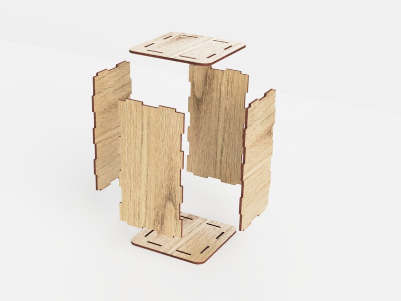 Pu&ograve; includere: Una scatola di legno con sei lati, ogni lato &egrave; un pezzo separato. La scatola &egrave; realizzata in legno marrone chiaro con venature del legno naturali. I pezzi sono disposti a forma di stella.
