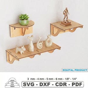 Puede incluir: Tres estantes flotantes de madera de diferentes tamaños están montados en una pared blanca. Los estantes contienen objetos decorativos, incluyendo una pequeña suculenta, figuritas y una estatua de bronce. Los estantes están cortados con láser y la imagen incluye el texto "DIGITAL PRODUCT".