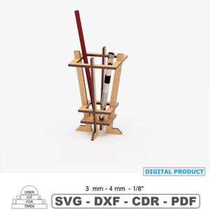 Puede incluir: Un portalápices de madera cortado con láser con un diseño geométrico. El soporte tiene una parte superior e inferior cuadradas, con soportes verticales. Un lápiz rojo y un bolígrafo están dentro. El texto "DIGITAL PRODUCT" y "SVG - DXF - CDR - PDF" son visibles.