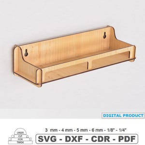 Op de afbeelding: Een lichtgekleurd houten plank met een rechthoekig ontwerp. De plank heeft een verhoogde achterkant en zijkanten, met twee gaten om op te hangen. De onderste plank heeft twee verdelers. De tekst "DIGITAL PRODUCT" en "SVG - DXF - CDR - PDF" zijn zichtbaar.