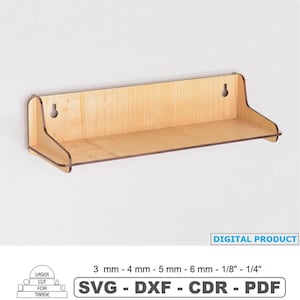 Puede incluir: Una estantería de madera marrón claro con un diseño rectangular. La estantería tiene una base plana y una parte trasera elevada con dos agujeros circulares para colgar. Los bordes están delineados con un marrón más oscuro. El texto "DIGITAL PRODUCT" y "SVG - DXF - CDR - PDF" son visibles.