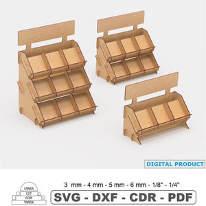 Può includere: Tre espositori a gradini in legno marrone chiaro con scomparti multipli e un'area superiore per insegne. L'immagine include il testo DIGITAL PRODUCT e indica spessori di 3 mm, 4 mm, 5 mm, 6 mm, 1/8 di pollice, 1/4 di pollice e formati SVG, DXF, CDR, PDF.