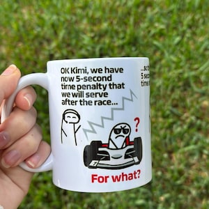 Puede incluir: Taza de cerámica blanca con un diseño humorístico sobre carreras. La taza presenta un coche de carreras de dibujos animados y el texto "OK Kimi, tenemos ahora una penalización de 5 segundos que cumpliremos después de la carrera... ¿Para qué?" Un regalo divertido.