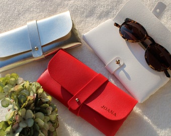 Funda de gafas de cuero personalizada con nombre grabado - Blanco, dorado y rojo personalizable - Protección elegante para gafas - Soporte para gafas personalizado