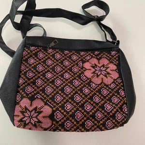 Beautiful handstiched Crossbody / Shoulder bag with flower embroidery from Palestine