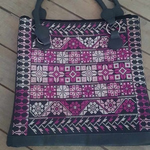 Handgefertigte Handtasche mit wunderschöner Stickerei aus Palästina