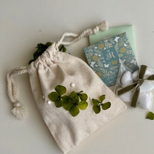Sacchetto per confetti o regalo in cotone organico con applicazioni di fiori stabilizzati e gocce di ceralacca. Bomboniera porta confetti