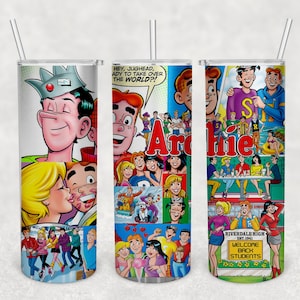 Może przedstawiać: Kolorowy kubek z kolażem obrazków z komiksów Archie. Kubek przedstawia takie postacie jak Archie, Jughead, Betty, Veronica i innych. Tekst na kubku brzmi "Hej, Jughead, gotowy, żeby przejąć świat?!" i "Riverdale High Est. 1941 Witajcie z powrotem, studenci".