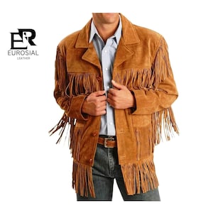 Op de afbeelding: Een bruin suède jack met franjes. Het jack heeft een knoopsluiting en een kraag. Het jack is van leer.