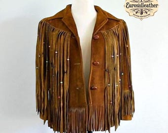 Puede incluir: Chaqueta de ante marrón con flecos y cuentas decorativas. La chaqueta tiene una parte delantera abotonada y un cuello. El logotipo de Eurosilleather es visible. La chaqueta se exhibe en un maniquí.