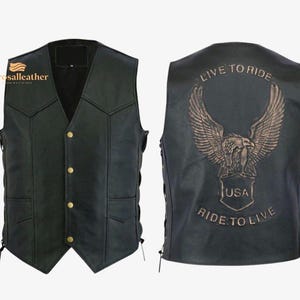 Puede incluir: Chaleco de cuero negro con cuello en V, botones dorados y cordones laterales. La parte trasera presenta un diseño de águila en relieve con el texto "LIVE TO RIDE" y "USA RIDE TO LIVE". Un chaleco de motorista clásico.