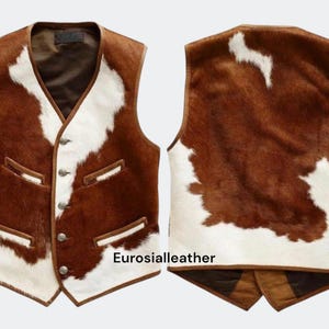 Puede incluir: Un chaleco de piel de vaca marrón y blanco con cuello en V, bolsillos delanteros y cierre de botones. El chaleco se muestra por delante y por detrás, mostrando el patrón y la textura naturales de la piel. La marca "Eurosialleather" es visible.