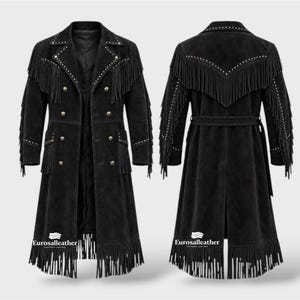 Può includere: Un cappotto lungo in camoscio nero con bottoni doppiopetto, dettagli con borchie argentate sui revers e sulle maniche, e lunghe frange sul petto, sulla schiena, sulle maniche e sull'orlo. Il logo Eurosalleather è visibile in basso.