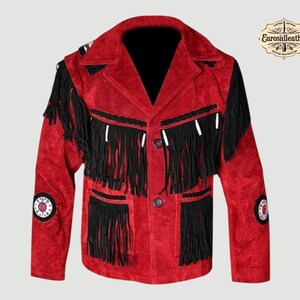 Könnte beinhalten: Rote Wildlederjacke mit schwarzen Fransen an Ärmeln und Taschen. Die Jacke hat einen klassischen Kragen, einen Knopfverschluss und dekorative Aufnäher an den Ärmeln. Das EurosiLeather-Logo ist sichtbar.