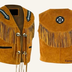 Puede incluir: Un chaleco de ante marrón con flecos, costuras decorativas y botones plateados. El chaleco presenta un emblema redondo en la espalda y detalles en negro. El chaleco se muestra desde la parte delantera y trasera.